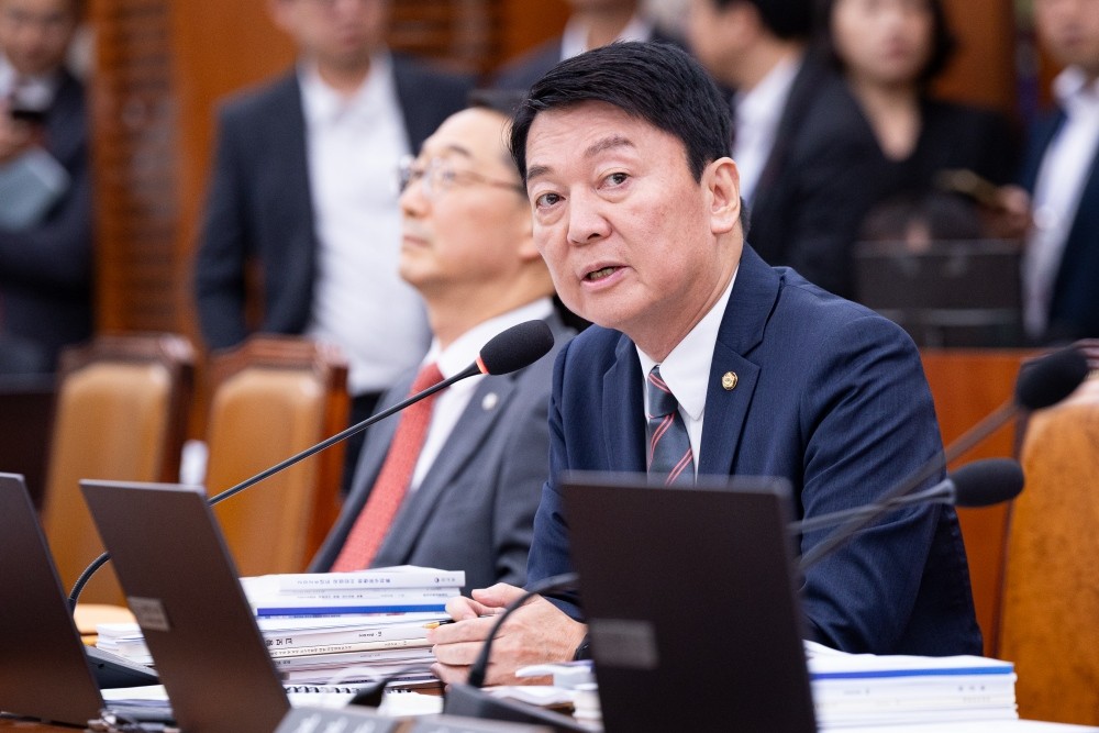 안철수 국민의힘 의원이 6일 서울 여의도 국회에서 열린 외교통일위원회의 외교부 등에 대한 국정감사에서 조현 외교부 장관에게 질의하고 있다. / 뉴스1