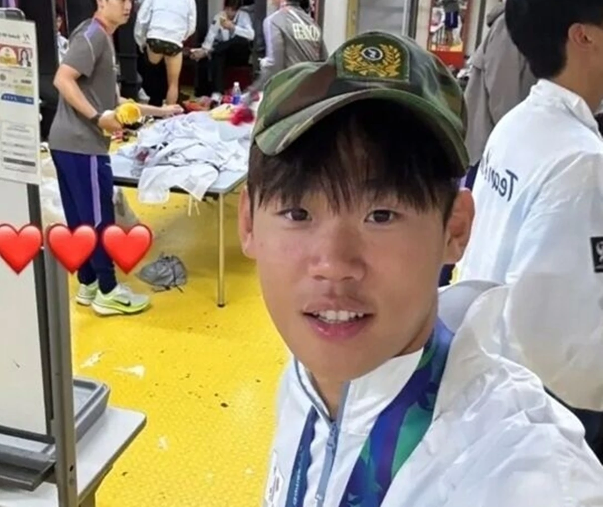 2026 아이치·나고야 아시안게임 축구 국가대표팀 박승수 선수가 지난 4일 아시안게임 금메달 획득 후 전역모를 착용한 사진을 자신의 소셜미디어에 공개했다. / 박승수 인스타그램 캡처