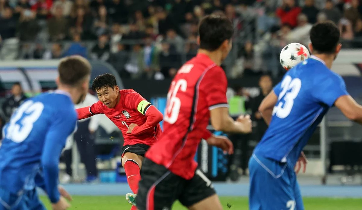 지난 6일 오후 경기도 용인시 미르스타디움에서 열린 하나은행 초청 축구국가대표팀 친선경기 한국과 우즈베키스탄의 경기에서 손흥민이 프리킥을 하고 있다 / 뉴스1