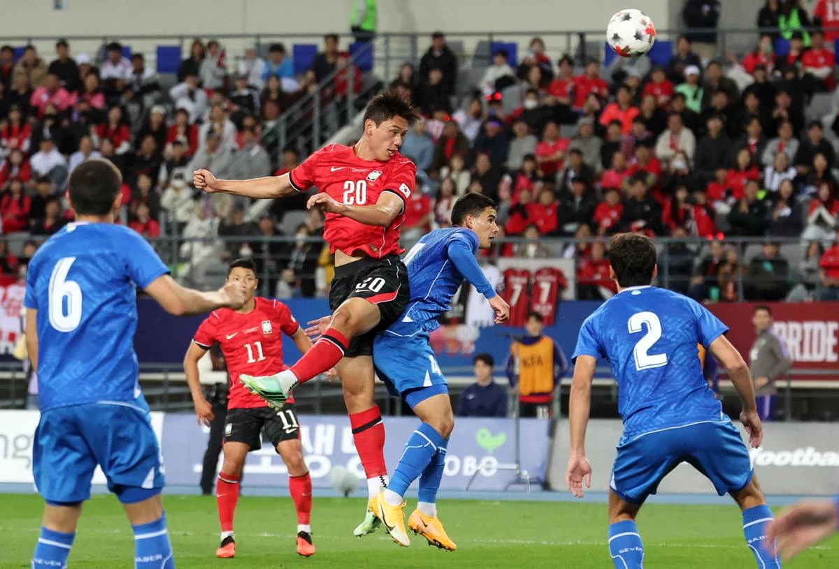 지난 6일 오후 경기도 용인시 미르스타디움에서 열린 하나은행 초청 축구국가대표팀 친선경기 한국과 우즈베키스탄의 경기에서 오세훈이 헤딩슛을 성공시키고 있다 / 뉴스1