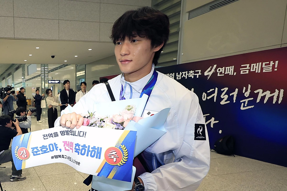2026 아이치-나고야 아시안게임 남자 축구 4연패를 만든 이민성호의 배준호가 4일 오후 인천국제공항을 통해 귀국해 여성팬들이 들어달라는 종이를 들어 포즈를 취하고 있다. 이 종이에는 '전역을 명받았습니다! 경축 준호야, 전역 축하해'라고 적혀있다. / 뉴스1