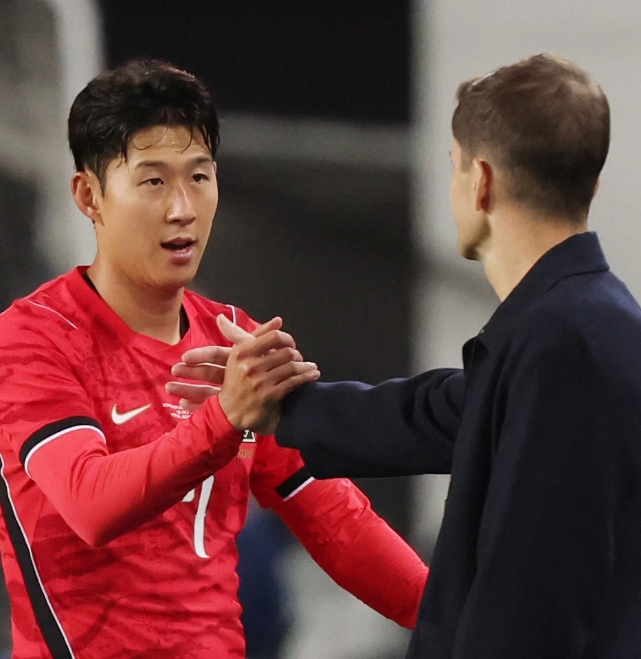 지난 6일 경기 용인시 처인구 용인미르스타디움에서 열린 축구 국가대표 평가전 대한민국과 우즈베키스탄의 경기, 손흥민이 교체 후 필드를 나가며 모레노 감독의 격려를 받고 있다. / 뉴스1
