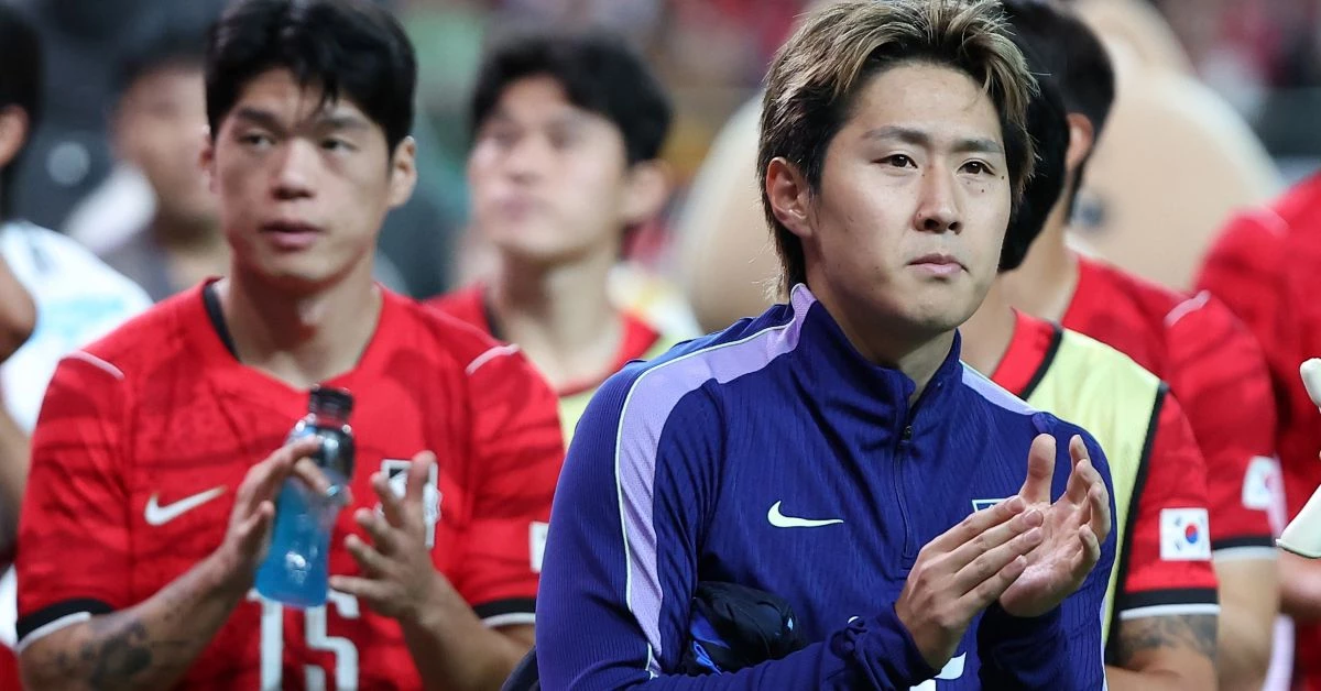 지난달 28일 서울 마포구 서울월드컵경기장에서 열린 축구 국가대표팀 평가전 대한민국과 우루과이의 경기에서 1-4로 패배한 대한민국 이강인이 관중석을 향해 인사하고 있다. / 뉴스1