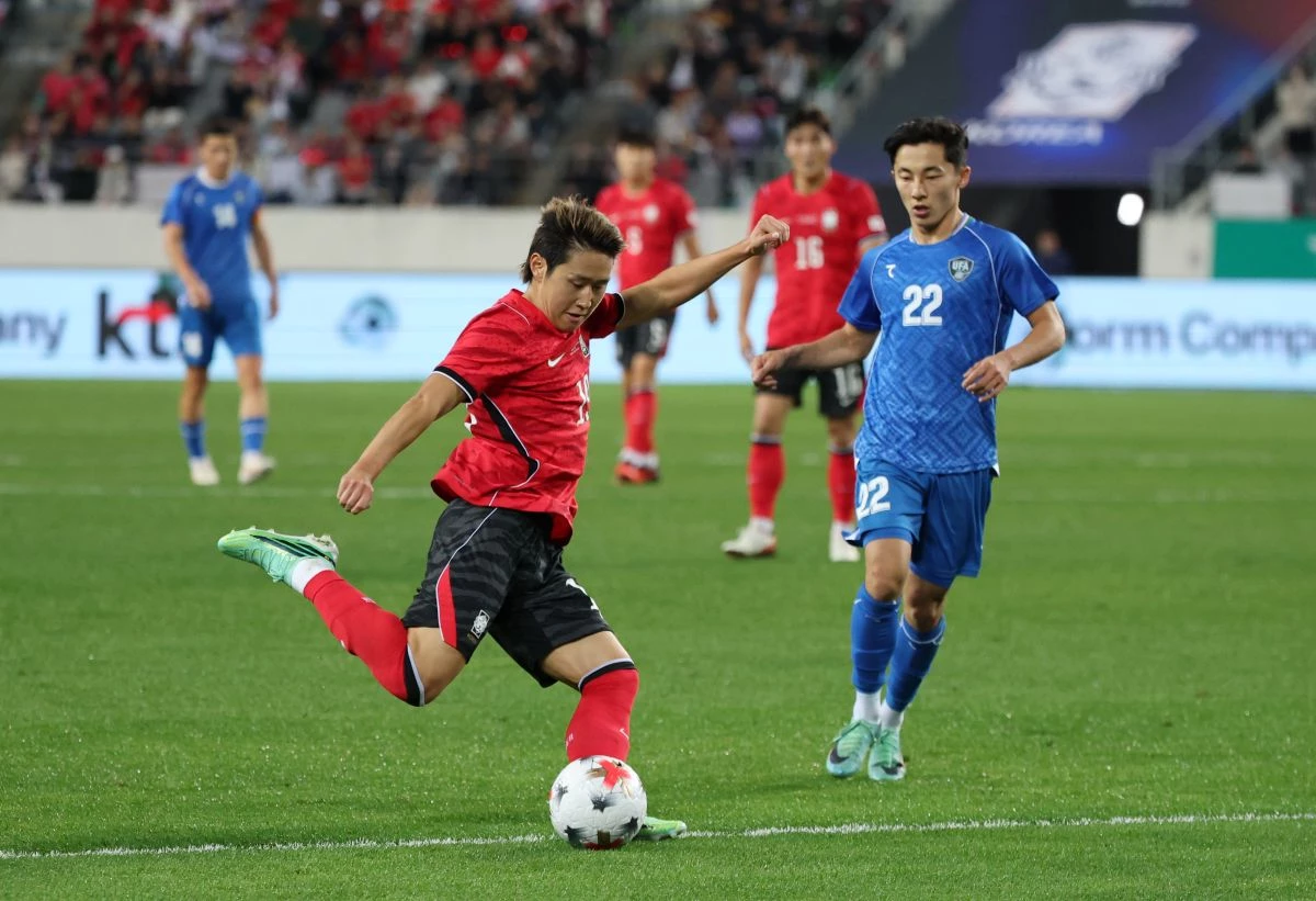 6일 경기 용인시 처인구 용인미르스타디움에서 열린 축구 국가대표 평가전 대한민국과 우즈베키스탄의 경기, 이강인이 패스를 하고 있다. / 뉴스1