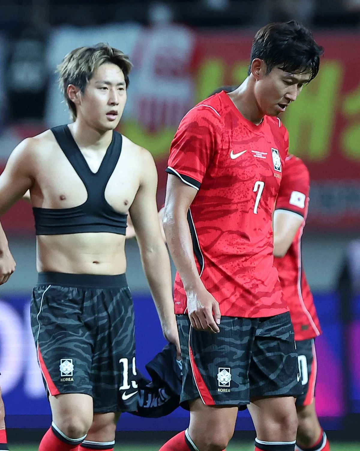 지난달 28일 서울 마포구 서울월드컵경기장에서 열린 축구 국가대표팀 평가전 대한민국과 우루과이의 경기에서 1-4로 패배한 대한민국 손흥민과 이강인이 아쉬워하고 있다. / 뉴스1