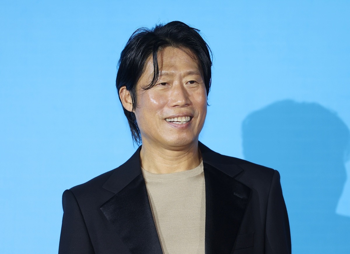 배우 유해진. 기사 이해를 돕기 위한 자료 사진. 영화 '암살자(들)'의 역사 왜곡 논란으로 출연 배우와 제작사에 대한 항의가 이어지고 있다. 이런 가운데 경찰이 주연 배우 유해진에 대한 신변보호 조치에 나선 것으로 전해졌다. 경찰은 유해진에게 신변 보호용 스마트워치를 지급했고 112 시스템 등록과 함께 자택 앞 순찰을 강화했다. 다만 전담 요원까지는 배치되지 않은 것으로 전해졌다. / 뉴스1