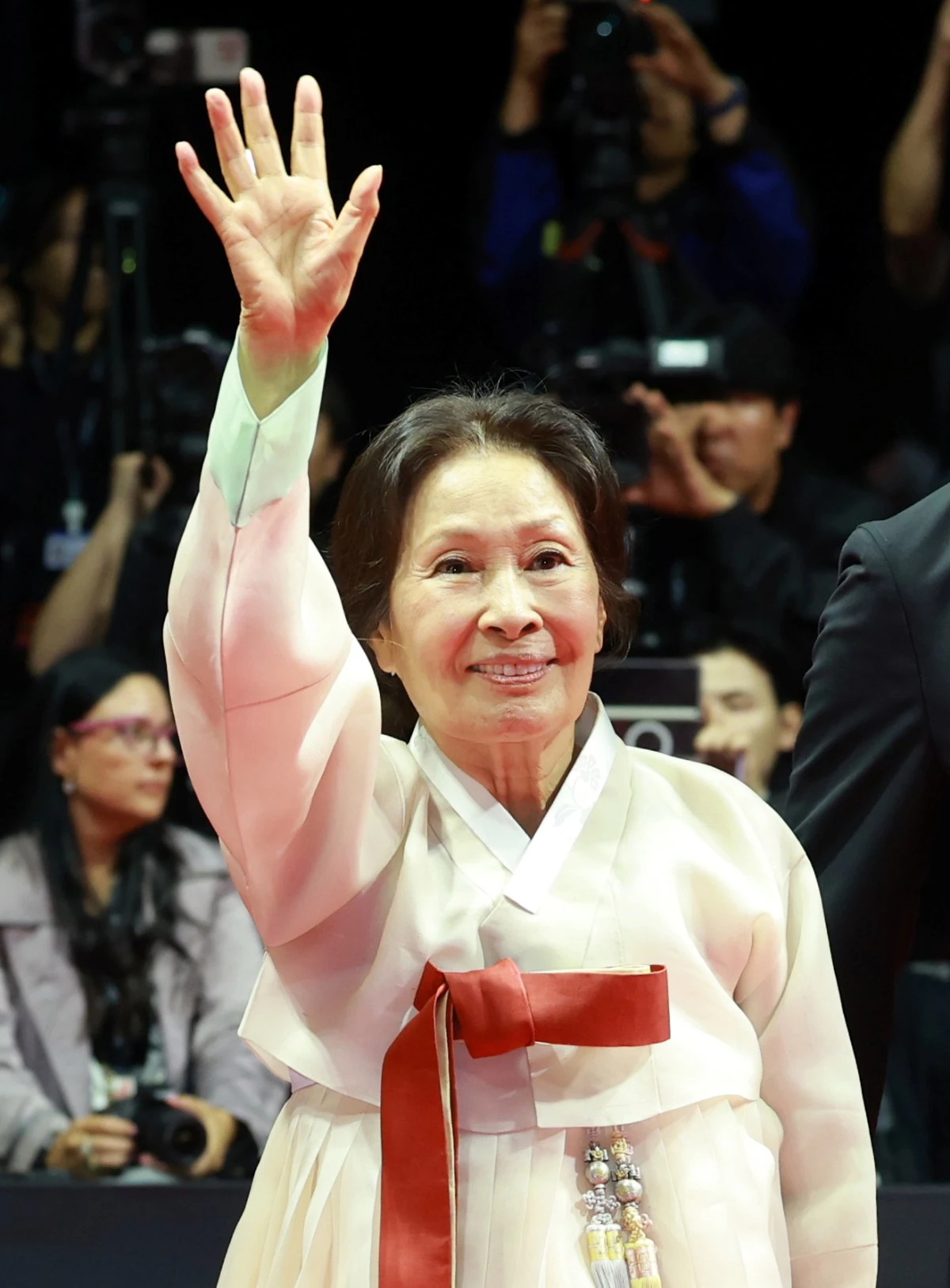 배우 김혜자가 지난 6일 오후 부산 해운대구 영화의전당에서 열린 ‘제31회 부산국제영화제’(BIFF) 개막식에 참석해 레드카펫을 밟고 있다. / 뉴스1
