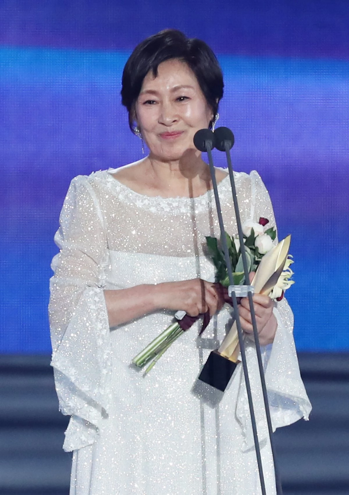 김혜자가 2019년 서울 강남구 삼성동 코엑스에서 ’제55회 백상예술대상'시상식에서 TV부문 대상을 수상하고 있다 / 뉴스1