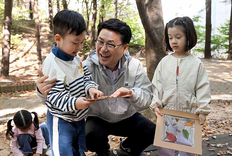 김원기 의정부시장이 10월 6일 의돌이 어린이집 원아들과 직동근린공원에서 자연환경을 체험하고 있다