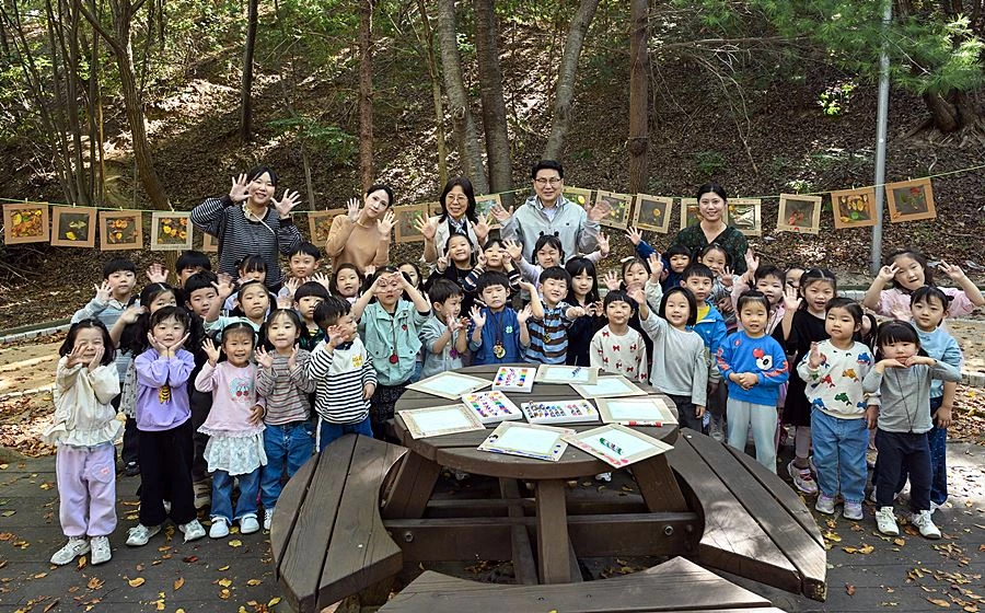 김원기 의정부시장이 10월 6일 의돌이 어린이집 원아들과 직동근린공원에서 자연환경을 체험한 뒤 기념촬영을 하고 있다