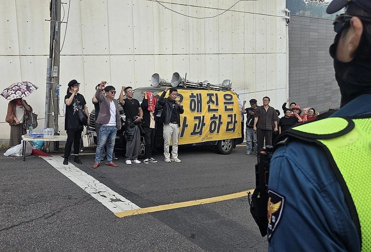 서울 성북구에 있는 영화 '암살자(들)'의 주연 배우 유해진 자택 앞에서 보수단체 회원들이 제작사와 출연 배우를 규탄하는 집회를 하고 있다. 기사 이해를 돕기 위한 자료 사진. 고범석 서울경찰청장은 역사 왜곡 논란이 일어난 영화 '암살자(들)' 배우에 대한 범죄 혐의가 확인되면 엄정하게 대응하겠다고 6일 밝혔다. 고 청장은 이날 정례 간담회에서 '배우에 대한 위해나 협박과 같은 부분은 당연히 법에 따라 엄정하게 조치를 취할 것'이라며 이렇게 말했다. / 연합뉴스