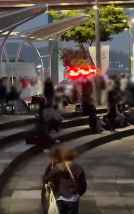공개된 영상으로는 정확한 신원과 국적이 확인되지 않았으며 현장에서 경찰과 구조대 관계자들의 제지가 있었는지 등 역시 확인되지 않았다. / 온라인 커뮤니티 영상 캡쳐