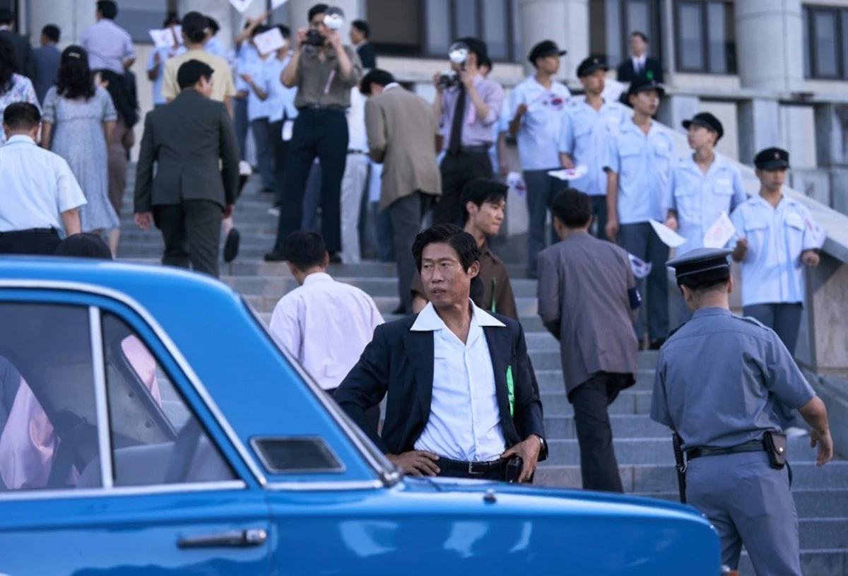영화 '암살자(들)'의 한 장면. 이 영화는 1974년 발생한 육영수 여사 피격 사건의 전말이 알려진 것과 다를 수 있다는 의문에서 출발하는 미스터리 추격극이다. 그러나 극 중 일부 인물들이 당시 박정희 대통령 측 또는 중앙정보부가 사건을 계획했을 수 있다는 가설을 제기하는 장면이 담겨 일각에서 역사 왜곡이란 비판이 제기되고 있다. / 하이브미디어코프 제공