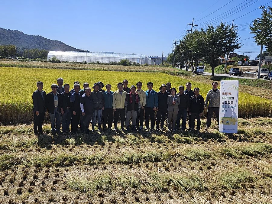 백영현 포천시장, 콤바인 직접 몰며 벼 수확...농가 애로 청취
