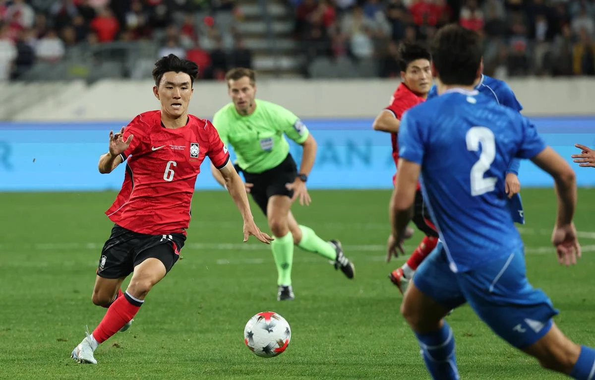 지난 6일 경기 용인시 처인구 용인미르스타디움에서 열린 축구 국가대표 평가전 대한민국과 우즈베키스탄의 경기, 황인범이 돌파하고 있다 / 뉴스1