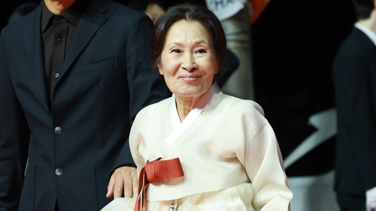배우 김혜자가 6일 오후 부산 해운대구 영화의전당에서 열린 ‘제31회 부산국제영화제’(BIFF) 개막식에 참석해 레드카펫을 밟고 있다. / 뉴스1