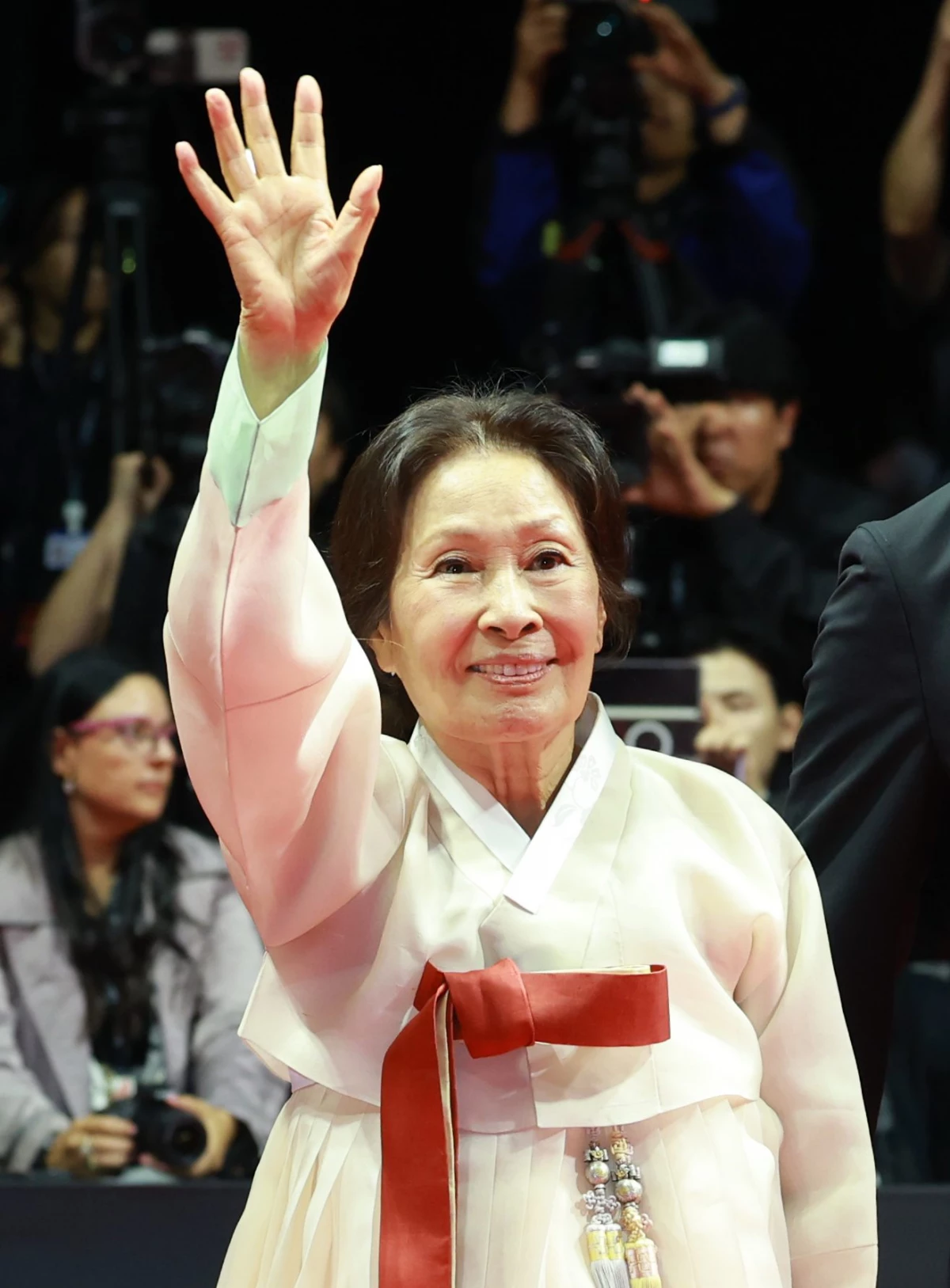 배우 김혜자가 6일 오후 부산 해운대구 영화의전당에서 열린 ‘제31회 부산국제영화제’(BIFF) 개막식에 참석해 레드카펫을 밟으며 인사를 전하고 있다. / 뉴스1