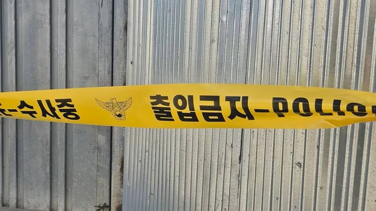 지난 6일 오후 7시 49분쯤 숨진 채 발견된 60대 부부의 자택에서 경찰이 감식 등을 이어가고 있다 / 뉴스1