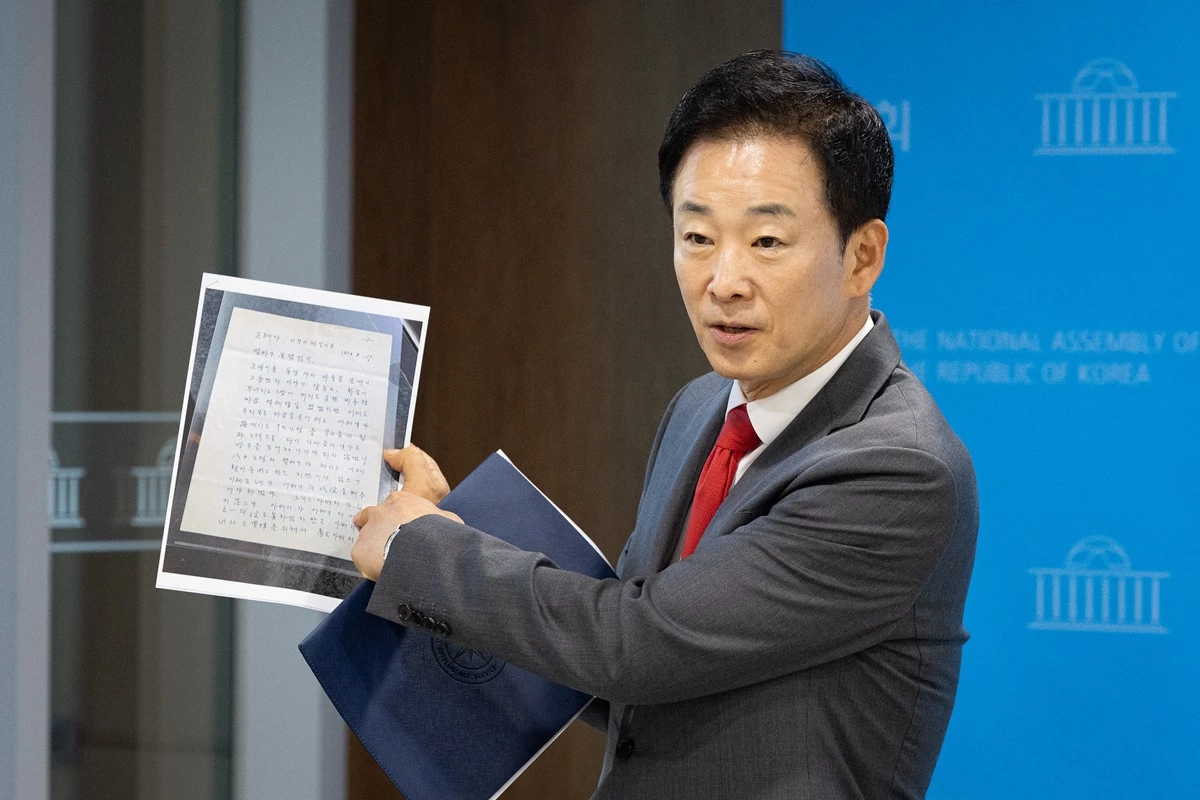 유영하 국민의힘 의원이 지난 2일 서울 여의도 국회 소통관에서 영화 '암살자(들)' 관련 기자회견을 마친 뒤 박정희 전 대통령이 육영수 여사 피격 사건 이틀 후 박근혜 전 대통령에게 쓴 편지를 공개하고 있다. / 뉴스1