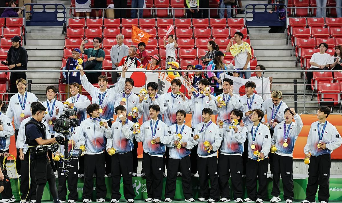 대한민국 아시안게임 축구대표팀 선수들이 지난 3일 일본 아이치현 도요타 스타디움에서 열린 2026 아이치·나고야 아시안게임 축구 결승전 시상식에서 금메달을 목에 걸고 기념촬영을 하고 있다 / 뉴스1