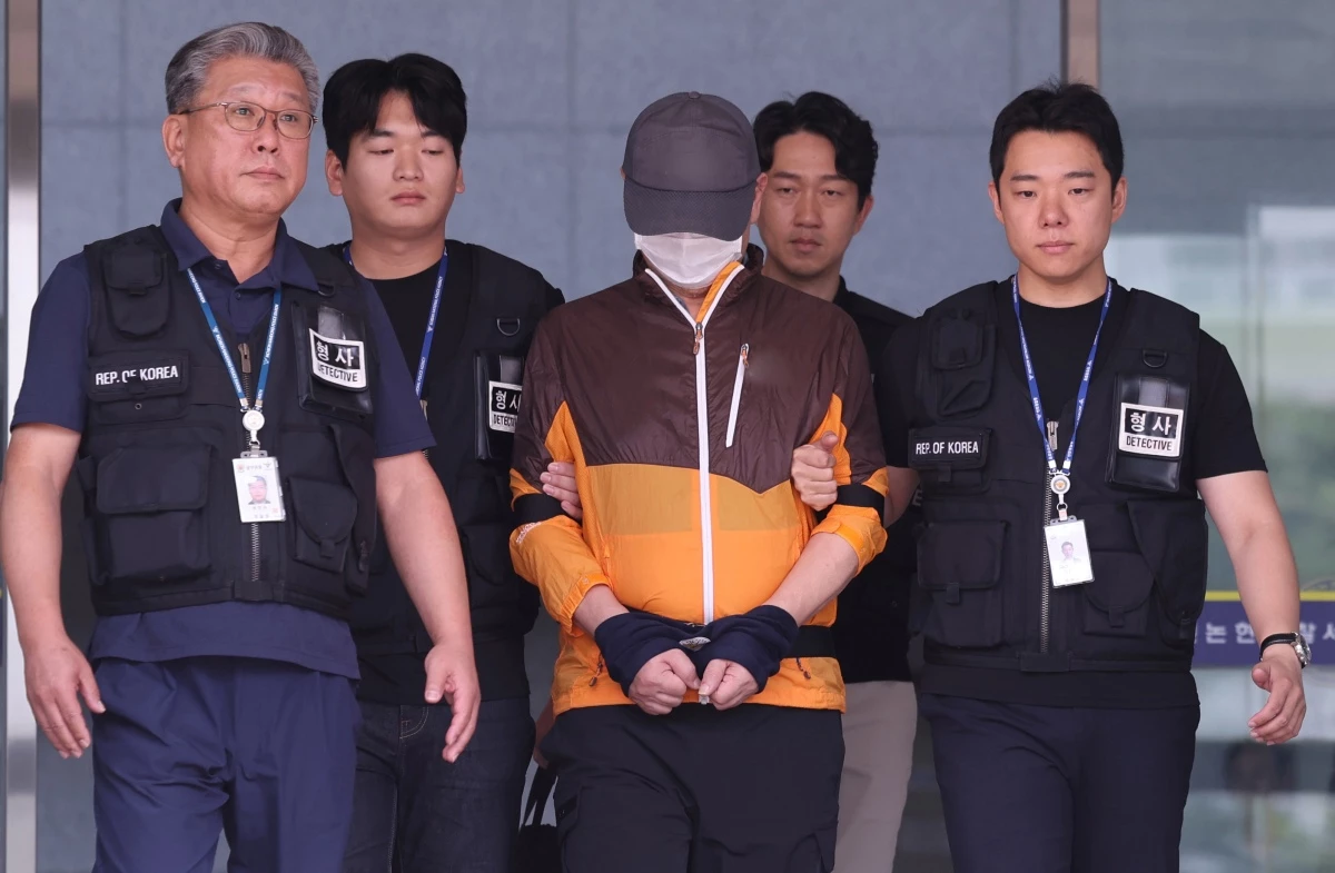 사제 총기로 아들을 살해한 혐의를 받는 A 씨가 지난해 7월 30일 인천논현경찰서에서 검찰로 송치되고 있다. / 뉴스1