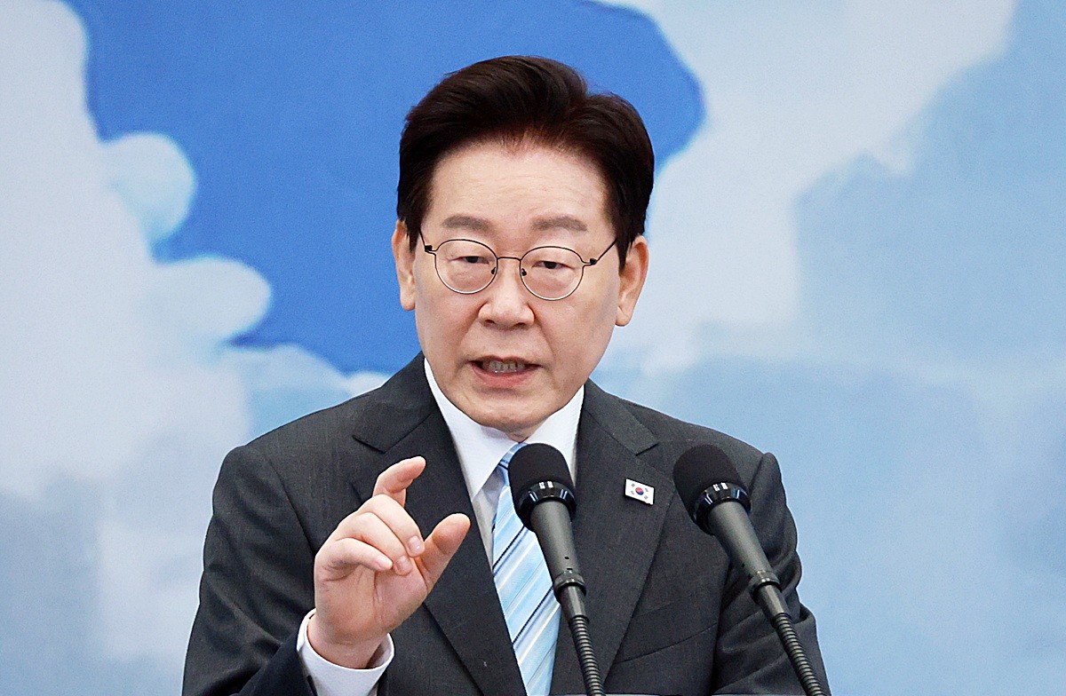 이재명 대통령. 기사 이해를 돕기 위한 자료 사진. 이재명 대통령은 국회 국정감사에 증인으로 출석하게 된 박진영 대중문화교류위원회 공동위원장을 향해 '대한 국민이, 대한민국의 문화 역사가 박진영 님의 헌신과 노고를 기억할 것'이라고 말했다. 이 대통령은 6일 엑스에 올린 글에서 '보수도 없이 시간 내고 자비 지출해가며 대한민국 문화 수출을 위해 그렇게 애쓰고 계시는데 합당한 예우를 해 드리지 못해 못내 안타깝고 미안하다'라며 이렇게 밝혔다. / 연합뉴스