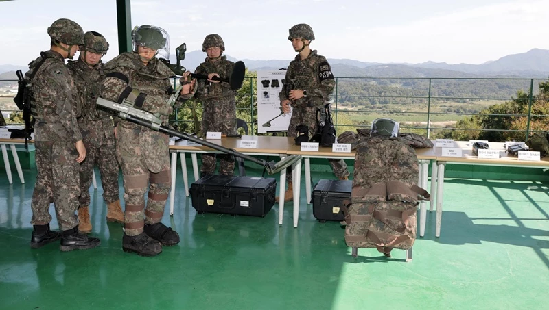지뢰 탐지 시범 보이는 육군 25사단 장병들 / 뉴스1