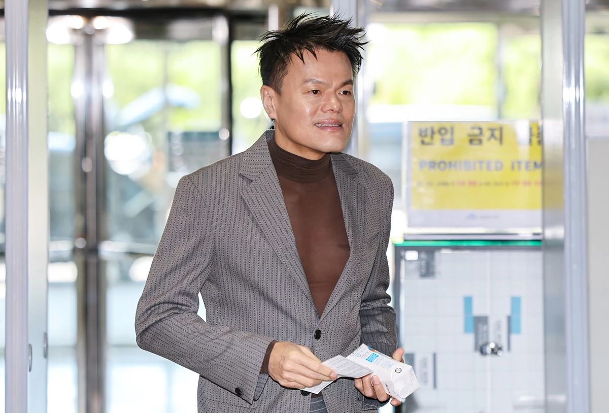 박진영 대중문화교류위원회 공동위원장이 7일 서울 여의도 국회 문화체육관광위원회에서 열린 문화체육관광부에 대한 국정감사에 출석하기 위해 이동하고 있다. 박 위원장은 이날 국회 국정감사에 증인으로 출석했다. 국회 문체위에서는 박 위원장을 증인으로 채택할지에 대해 여야 합의가 이뤄지지 않았지만 박 위원장이 직접 출석 의사를 밝힌 것으로 알려졌다. 이와 관련해 박 위원장은 이날 SBS 라디오 '김태현의 정치쇼'에 출연해 '참고인이 아니라 위증 처벌 가능성이 있는 증인으로 나와야 '공익 추구가 진짜 목적'이라는 진심을 믿어주실 것이라 생각했다'라고 말했다. / 뉴스1