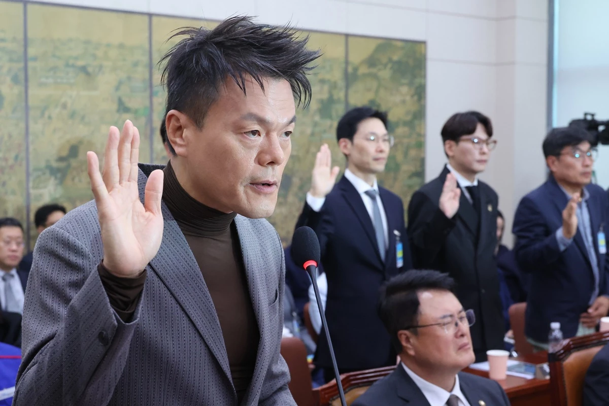 박진영 대중문화교류위원회 공동위원장이 7일 서울 여의도 국회 문화체육관광위원회에서 열린 문화체육관광부에 대한 국정감사에서 선서를 하고 있다. 박 위원장은 이날 국회 국정감사에 증인으로 출석했다. 국회 문체위에서는 박 위원장을 증인으로 채택할지에 대해 여야 합의가 이뤄지지 않았지만 박 위원장이 직접 출석 의사를 밝힌 것으로 알려졌다. 이와 관련해 박 위원장은 이날 SBS 라디오 '김태현의 정치쇼'에 출연해 '참고인이 아니라 위증 처벌 가능성이 있는 증인으로 나와야 '공익 추구가 진짜 목적'이라는 진심을 믿어주실 것이라 생각했다'라고 말했다. / 뉴스1