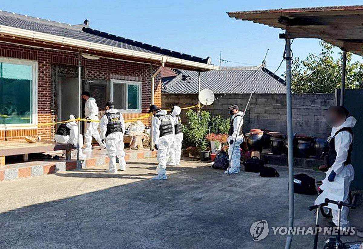 7일 오전 전남광주 나주시 한 주택에서 경찰이 현장 감식을 하고 있다. 전날 이 주택에서는 결박된 상태의 60대 부부가 숨진 채 발견돼 경찰이 수사에 나섰다 / 연합뉴스