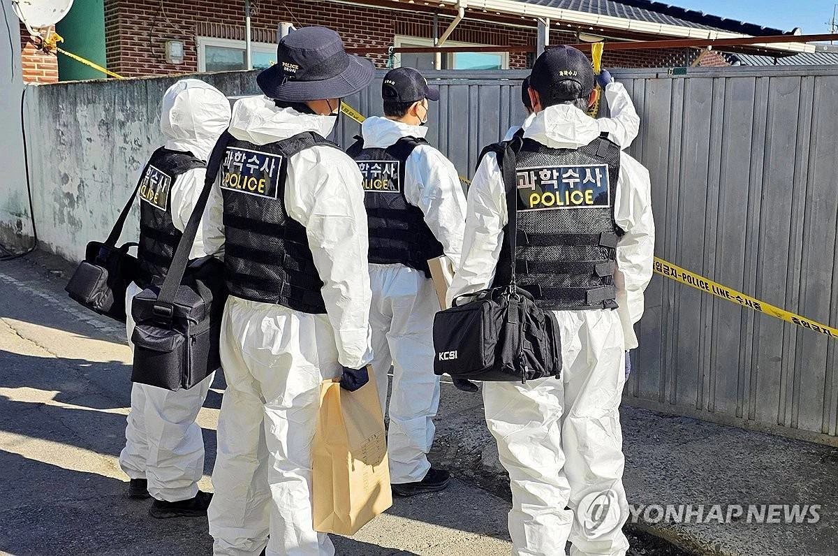 7일 오전 전남광주 나주시 한 주택에서 경찰이 현장 감식을 하기 위해 이동하고 있다. 전날 이 주택에서는 결박된 상태의 60대 부부가 숨진 채 발견돼 경찰이 수사에 나섰다 / 연합뉴스