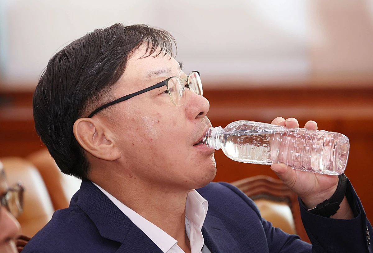 이화영 전 경기도 평화부지사. 기사 이해를 돕기 위한 자료 사진. 이화영 전 부지사 측이 이재명 대통령을 향해 '더 이상 기다리기는 힘들다'라며 가석방을 요구하고 나섰다고 문화일보가 7일 보도했다. 이화영 전 부지사 측 변호인인 김광민 변호사는 7일 문화일보에 '이 전 부지사가 형 복역 기간이 5년째 접어들면서 이 대통령에게 매우 화가 나 있는 상태'라고 말했다. 김 변호사는 '이 대통령 측에 여러 통로를 통해 가석방해달라는 의사를 전달했지만 '노력하고 있다'라는 얘기만 할 뿐 움직이지 않고 있다'라며 '더 이상 기다리기는 힘들다'라고 밝혔다. / 연합뉴스