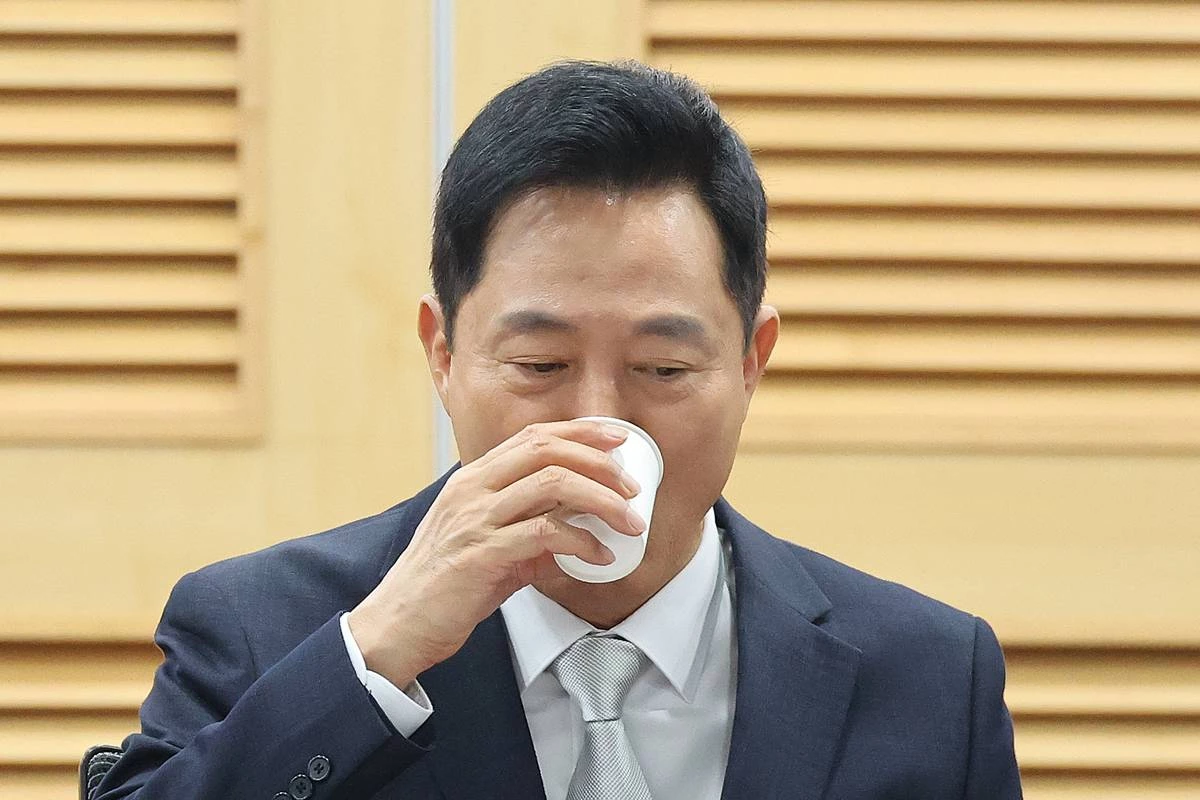 오세훈 서울시장이 7일 서울 여의도 국회 의원회관에서 열린 수도권 주거혁신포럼 세미나에서 목을 축이고 있다 / 뉴스1