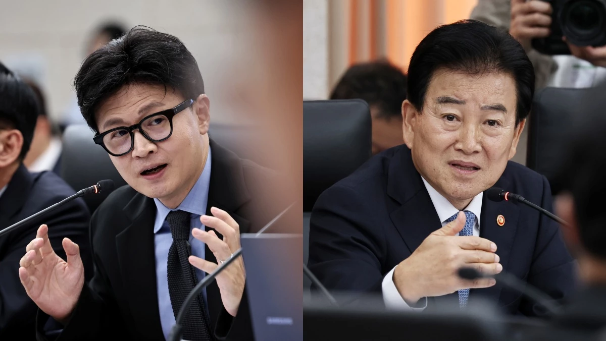 정동영 통일부 장관이 7일 서울 종로구 통일부 남북회담본부에서 열린 국회 외교통일위원회 국정감사에서 한동훈 무소속 의원의 질의에 답변하고 있다. 왼쪽은 정 장관에게 질의하는 한 의원. / 뉴스1