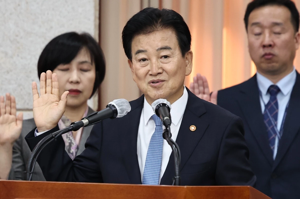 정동영 통일부 장관이 7일 서울 종로구 통일부 남북회담본부에서 열린 국회 외교통일위원회의 통일부 등에 대한 국정감사에서 증인선서를 하고 있다. / 뉴스1