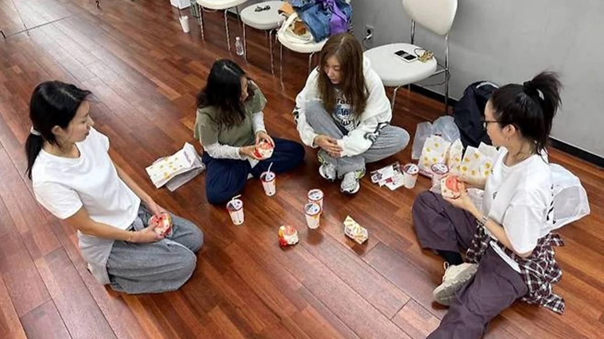 연습실 바닥서 햄버거 먹방 / 이효리 인스타그램