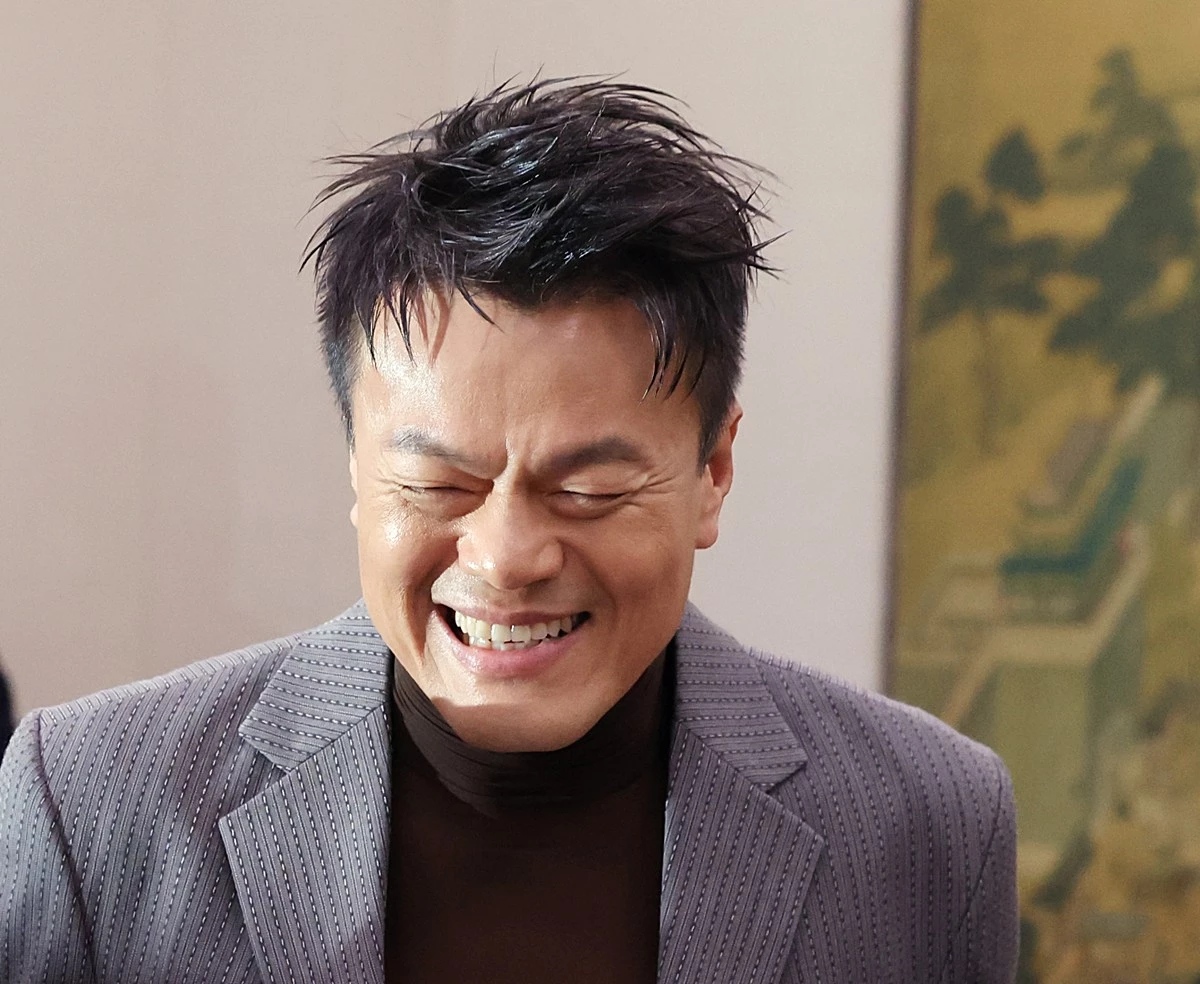 박진영 대중문화교류위원회 공동위원장이 7일 서울 여의도 국회 문화체육관광위원회에서 열린 문화체육관광부에 대한 국정감사에서 증인으로 출석하고 있다. 박 위원장은 글로벌 K팝 축제 '패노메논'의 행사 성격을 고려해 민간이 주도하는 것으로 결정했다고 설명했다. 박 위원장은 7일 국회 문화체육관광위원회의 국정감사에서 대중문화교류위의 업무보고를 하면서 '대중문화교류위는 정부와 민간 기업 사이에서 기획을 하고 아이디어를 낸 후에 그 실행은 프로젝트 성격에 따라서 때로는 관 주도로, 때로는 민간 주도로 하기로 결정했다'라고 설명했다. / 뉴스1