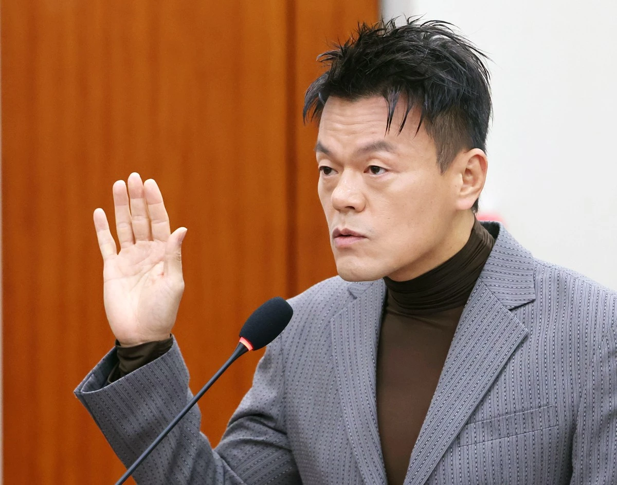 박진영 대중문화교류위원회 공동위원장이 7일 서울 여의도 국회 문화체육관광위원회에서 열린 문화체육관광부에 대한 국정감사에서 증인으로 출석해 선서를 하고 있다. 박 위원장은 글로벌 K팝 축제 '패노메논'의 행사 성격을 고려해 민간이 주도하는 것으로 결정했다고 설명했다. 박 위원장은 7일 국회 문화체육관광위원회의 국정감사에서 대중문화교류위의 업무보고를 하면서 '대중문화교류위는 정부와 민간 기업 사이에서 기획을 하고 아이디어를 낸 후에 그 실행은 프로젝트 성격에 따라서 때로는 관 주도로, 때로는 민간 주도로 하기로 결정했다'라고 설명했다. / 뉴스1