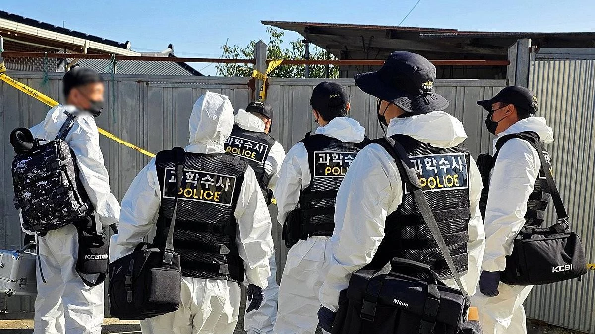 7일 오전 전남광주 나주시 한 주택에서 경찰이 현장 감식을 하기 위해 이동하고 있다. 전날 이 주택에서는 결박된 상태의 60대 부부가 숨진 채 발견돼 경찰이 수사에 나섰다 / 연합뉴스