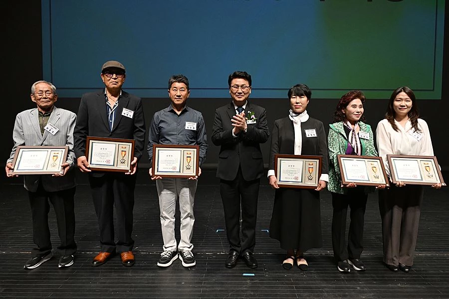 김원기 의정부시장이 10월 7일 의정부예술의전당 대극장에서 열린 ‘제30회 노인의 날 기념행사’에서 표창을 수여한 뒤 기념촬영을 하고 있다