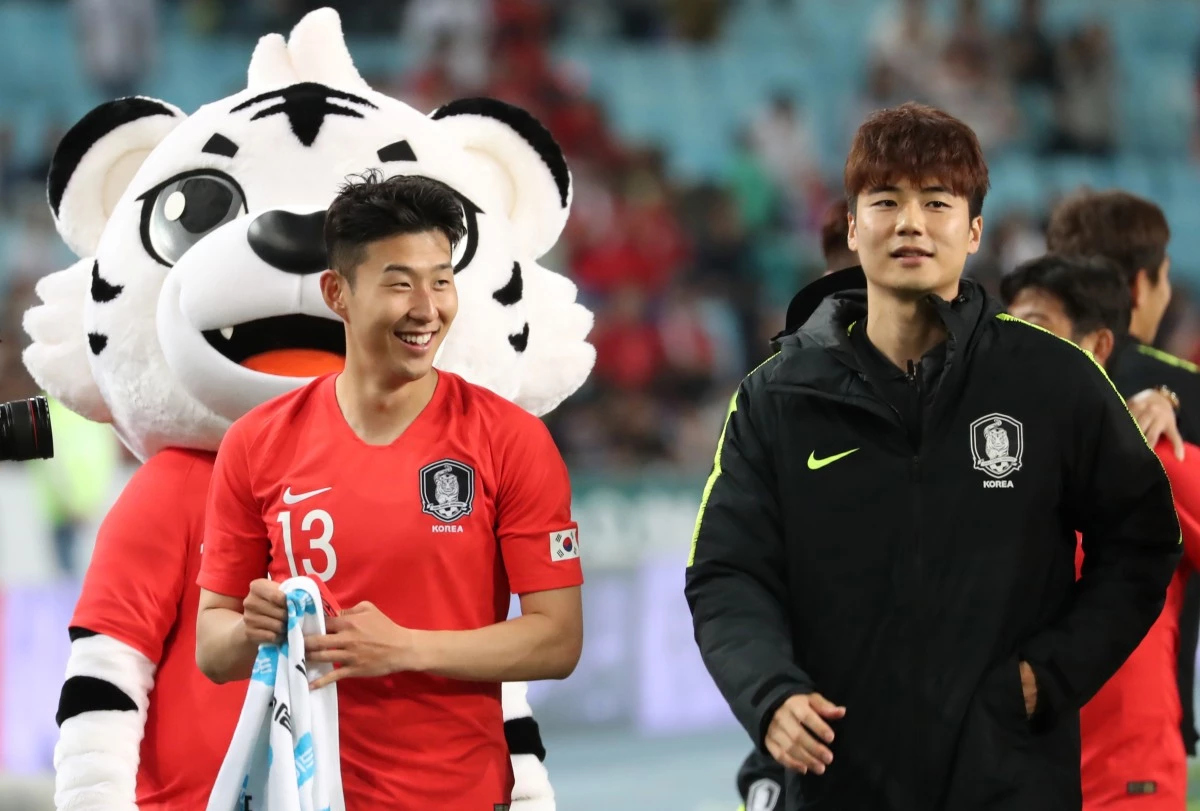 축구대표팀 손흥민과 기성용이 28일 오후 대구 수성구 대구스타디움에서 열린 KEB하나은행 초청 축구국가대표팀 친선경기 대한민국-온두라스의 경기에서 2-0 승리를 거둔 뒤 미소를 짓고 있다. 2018.5.28. / 뉴스1