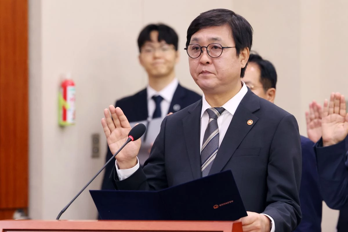 최휘영 문화체육관광부 장관이 7일 서울 여의도 국회 문화체육관광위원회에서 열린 문화체육관광부에 대한 국정감사에서 선서를 하고 있다. / 뉴스1