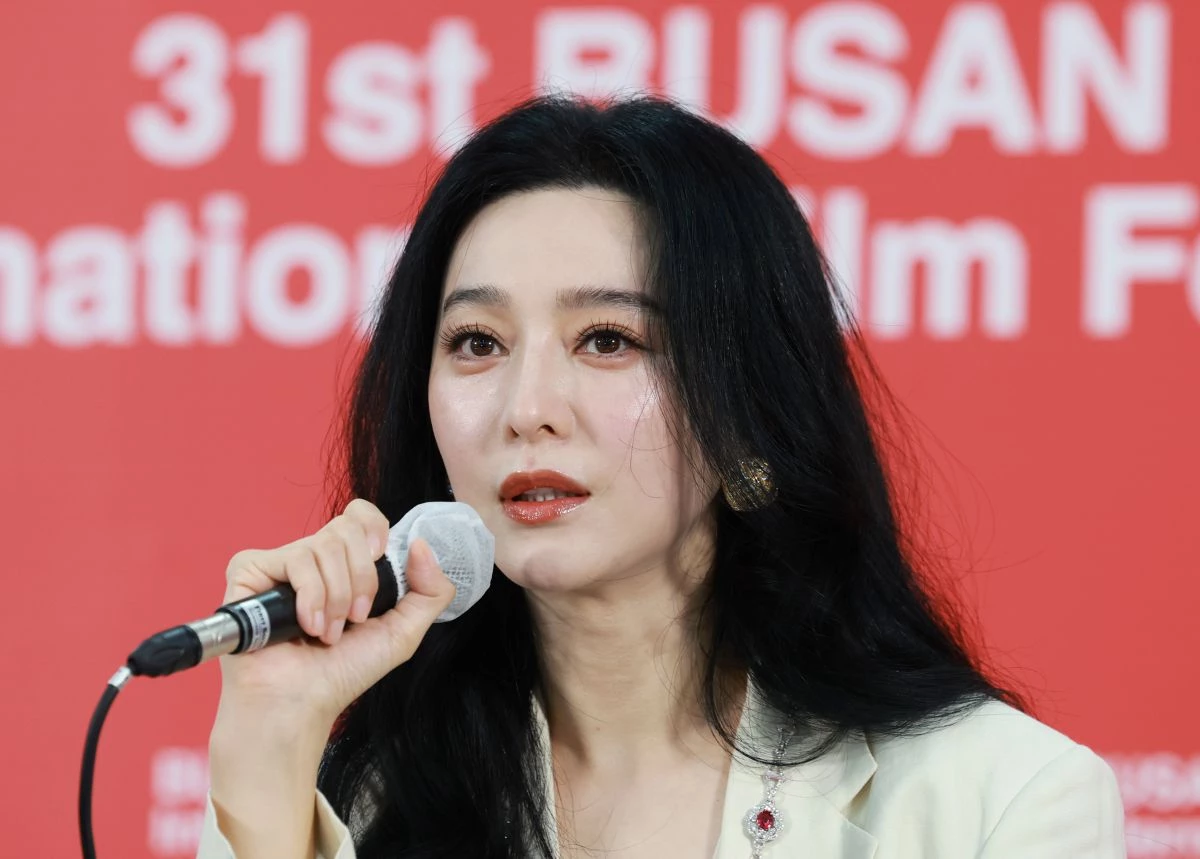 배우 판빙빙이 7일 부산 해운대구 영화의전당 비프힐에서 열린 ‘제31회 부산국제영화제’(BIFF) '미친 노인의 일기' '그녀가 말했다' 기자회견에서 매력을 발산하고 있다. / 뉴스1