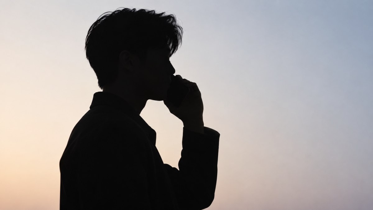 경찰에 전화하는 사람. 기사 이해를 돕기 위해 AI툴로 생성한 자료사진.