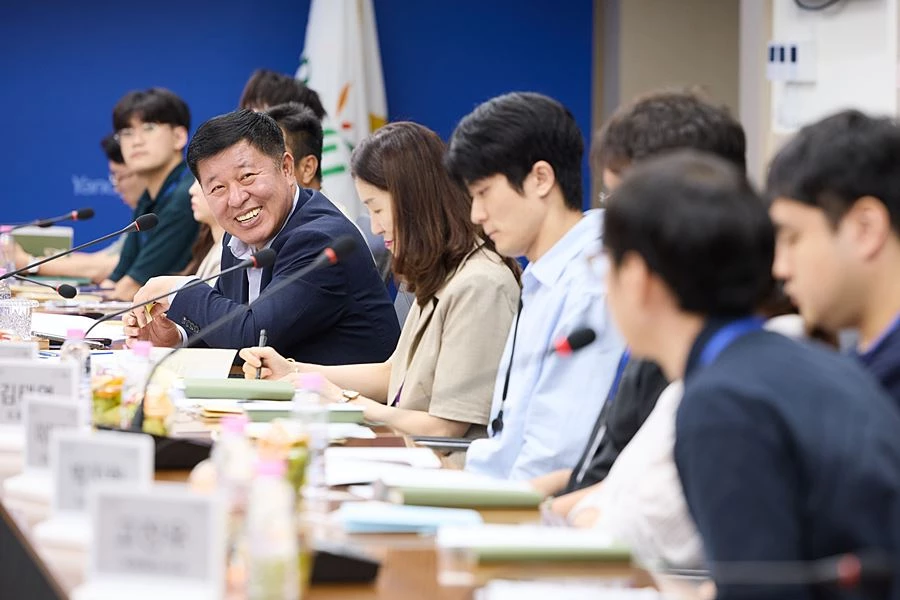 민원담당 공무원과 소통회를 가지고 있는 정덕영 양주시장