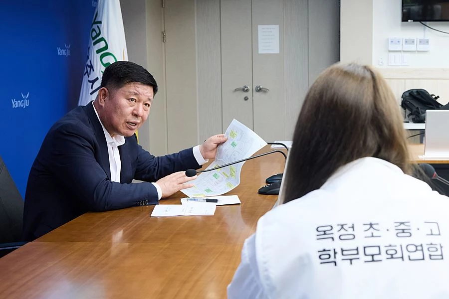 정덕영 양주시장이 옥정 학부모회 연합과 면담을 나누고 있다