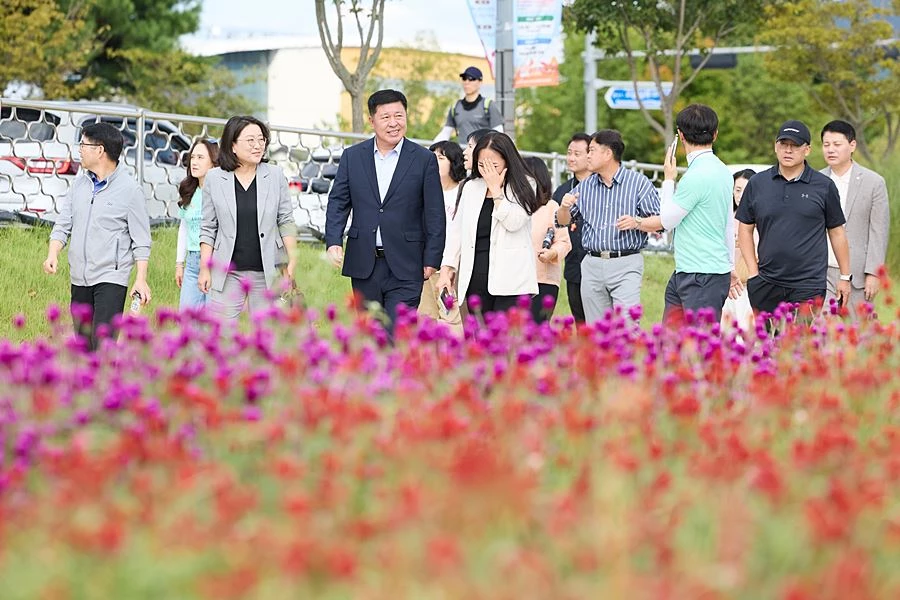 정덕영 양주시장이 나리농원 천일홍 페스타 현장점검을 하고있다