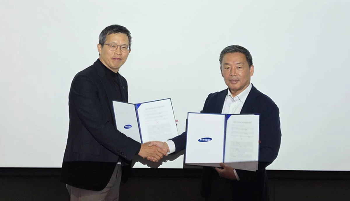 6일 포스코퓨처엠과 삼성SDI가 삼성SDI 동탄사업장에서 LFP 양극재를 포함한 이차전지소재 '일괄공급'을 위한 배터리용 소재 장기 공급계약을 체결했다. (사진 왼쪽부터) 포스코퓨처엠 윤태일 에너지소재마케팅본부장, 삼성SDI 이광수 구매센터장/포스코퓨처엠