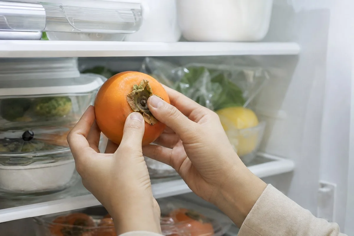 꼭지 근처가 살짝 눌리고 떫은맛이 가시면 냉장고로 옮긴다 — 내용 이해를 돕는 AI 이미지