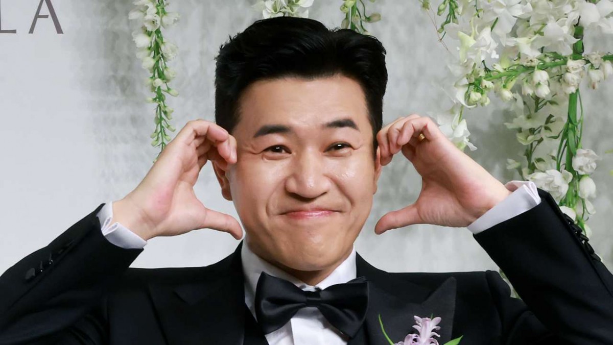 가수 김종민 와이프 2세 성별 공개. 지난해 4월 김종민이 20일 오후 서울 중구 신라호텔 영빈관 에메랄드홀에서 열리는 결혼식 기자회견에 참석해 포즈를 취하고 있다./ 뉴스1